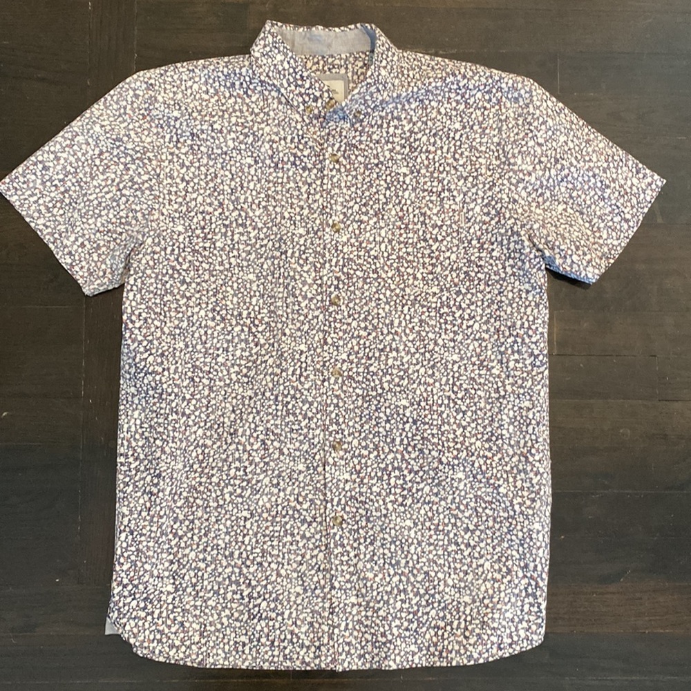 NWOT- men’s short sleeve RIP CURL button down shirt. Size L
